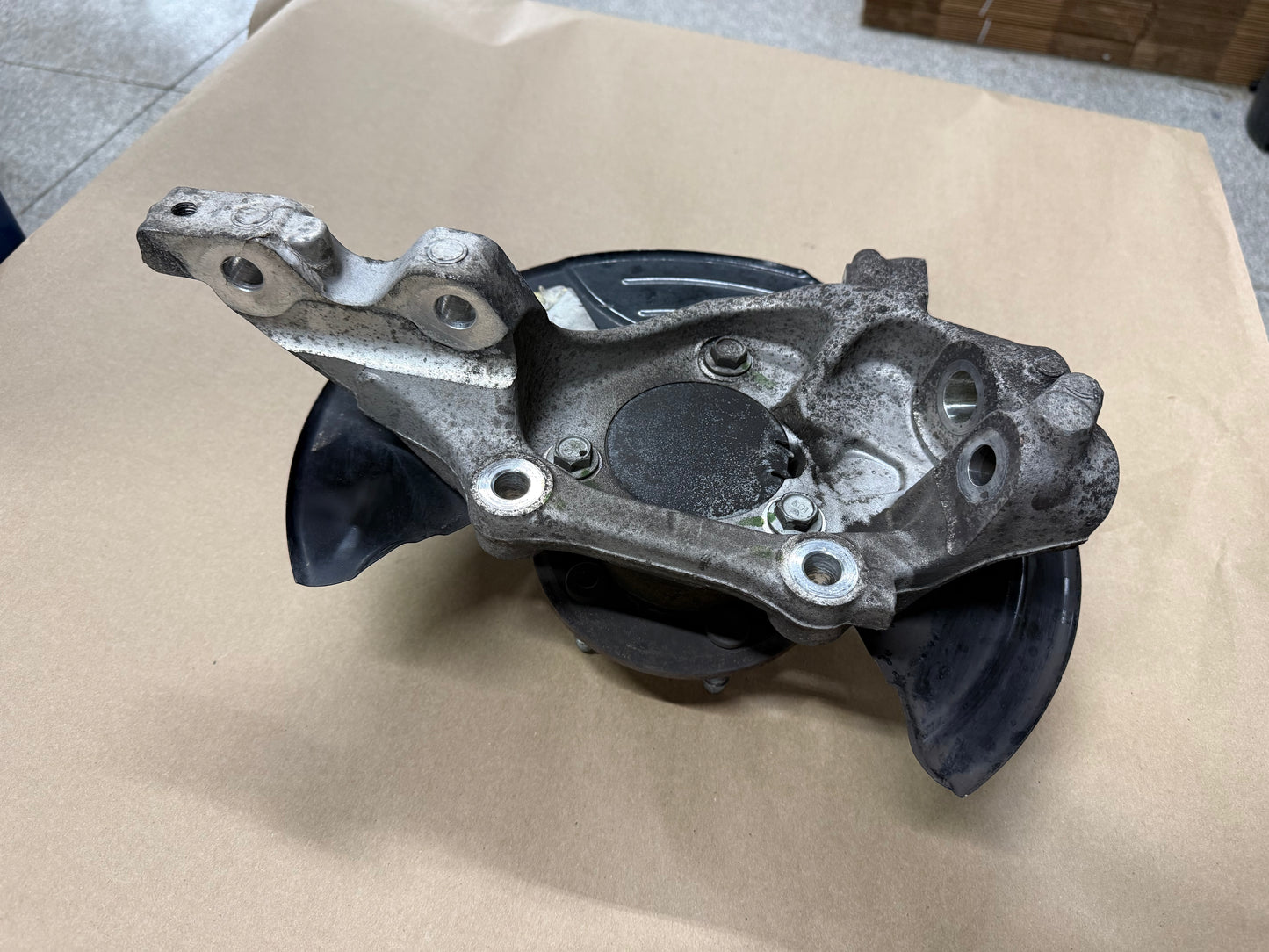 2010-2015 Chevrolet Camaro SS LH Driver Front Spindle Knuckle Hub GM