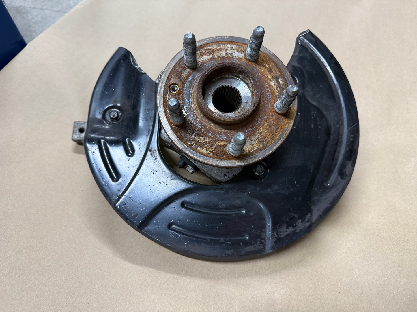 2010-2015 Chevrolet Camaro SS LH Driver Front Spindle Knuckle Hub GM