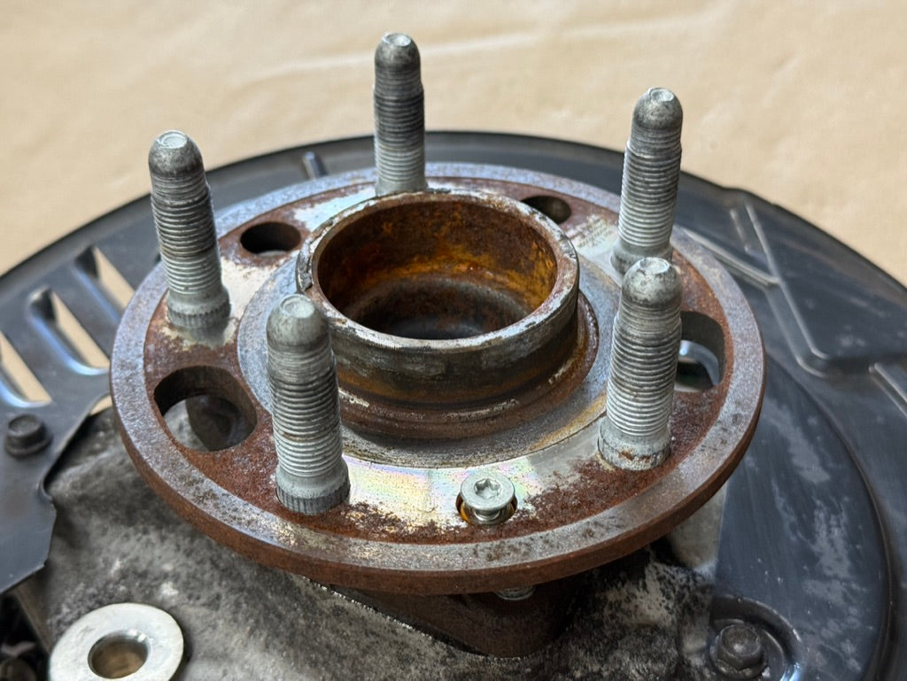 2016-2023 Chevrolet Camaro SS RH Passenger Front Spindle Knuckle Hub GM