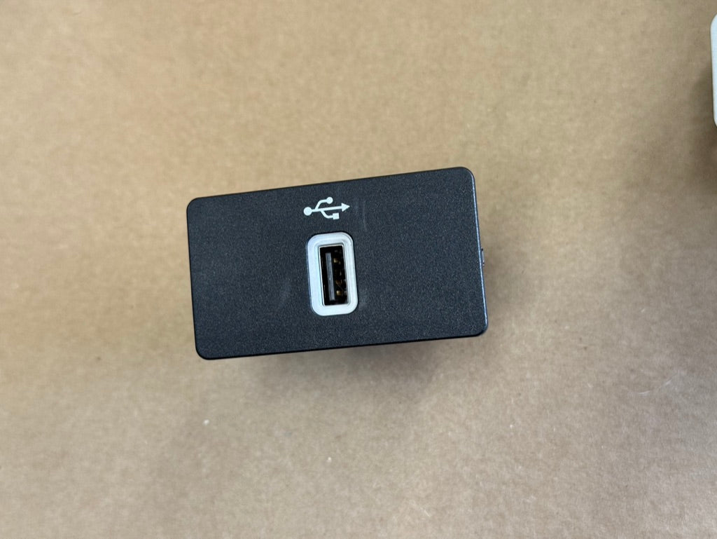 2021 Ford Mustang GT Touch Screen, Face Plate, Radio, Module USB Port
