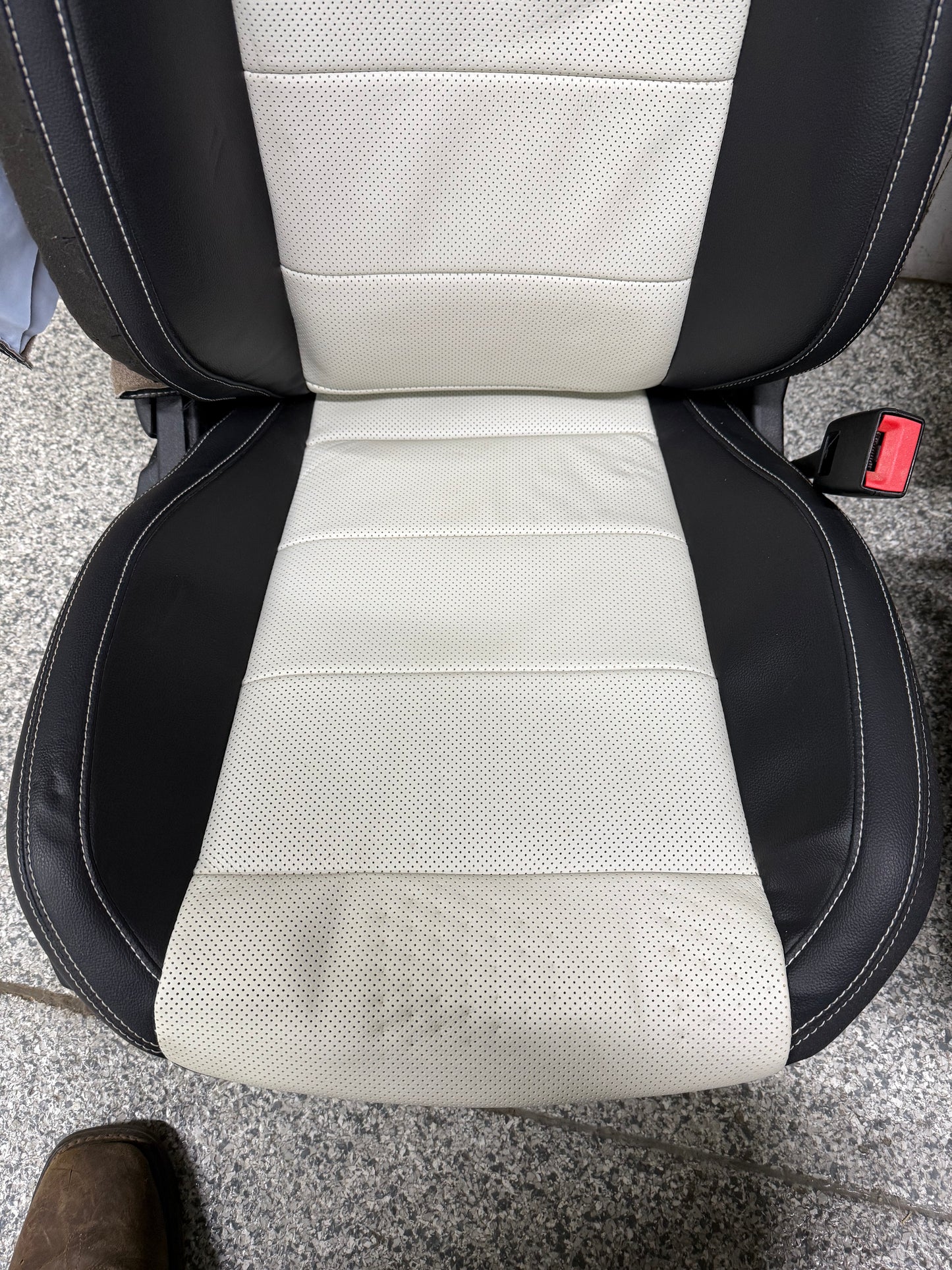 2018-2023 Ford Mustang GT Black/White Leather Front Rear Power Seats Heat/Cooled