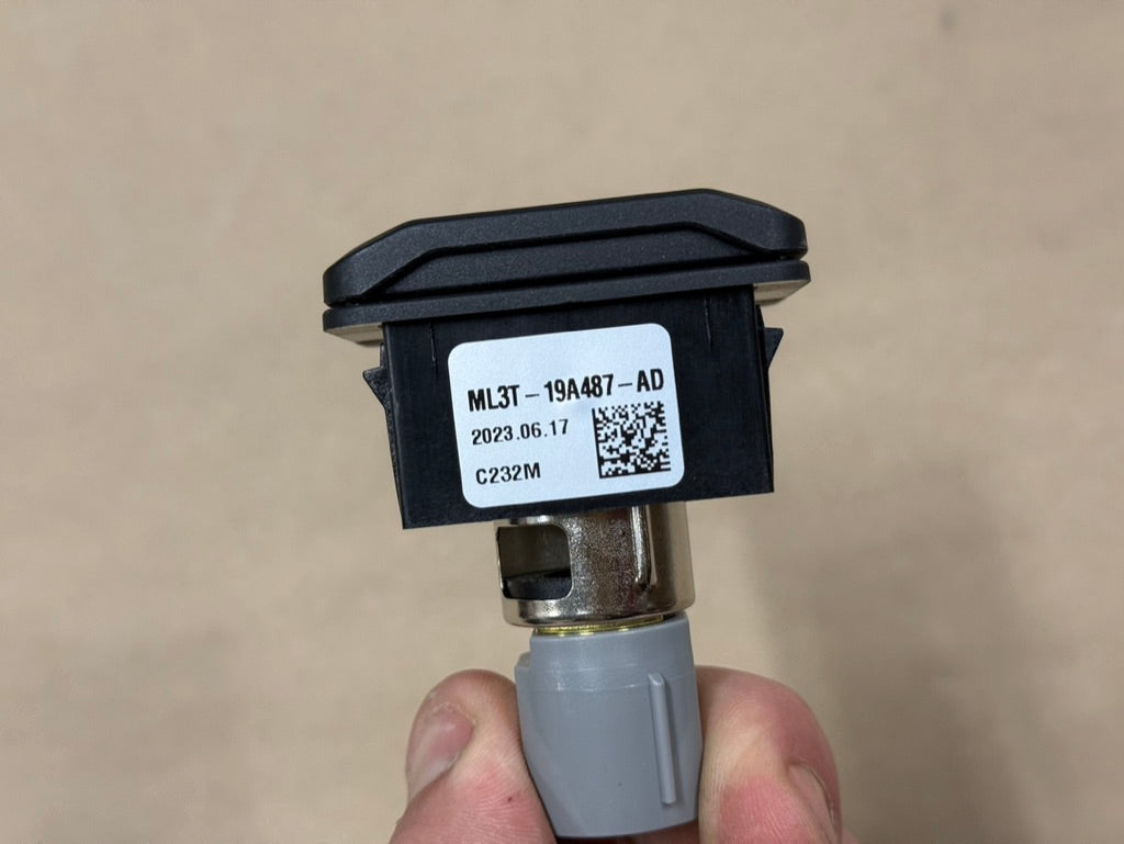 2021-2025 Ford F-150 F-250 F-350 12V Power Outlet Socket ML3T-19A487-AD