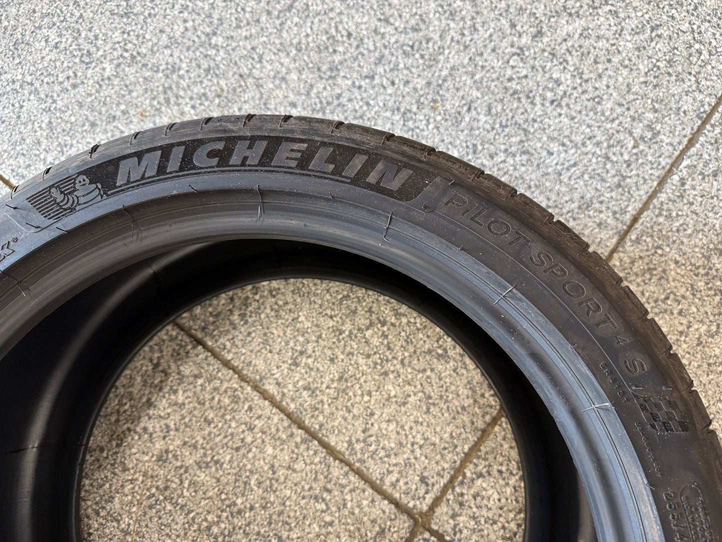 Michelin Pilot Sport 4 S 255/40/ZR19 Tire