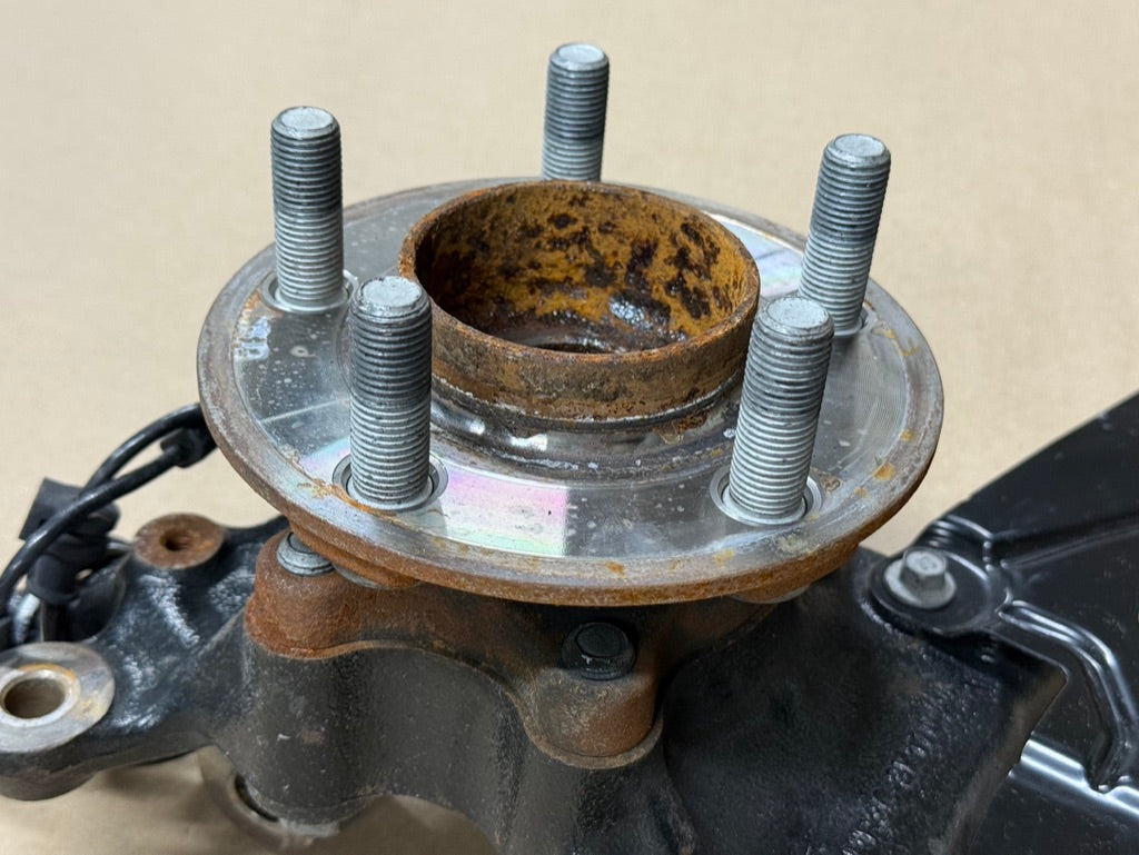2021-2023 Ford Mustang 5.0 GT RH Passenger Side Front Spindle Knuckle Hub 4 Bolt