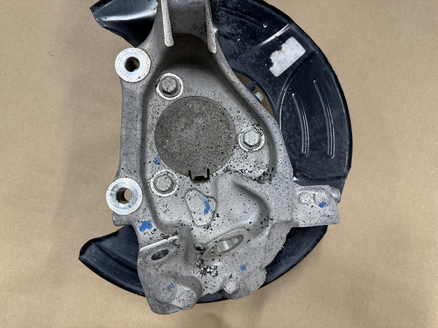 2010-2015 Chevrolet Camaro SS LH Driver Front Spindle Knuckle Hub GM