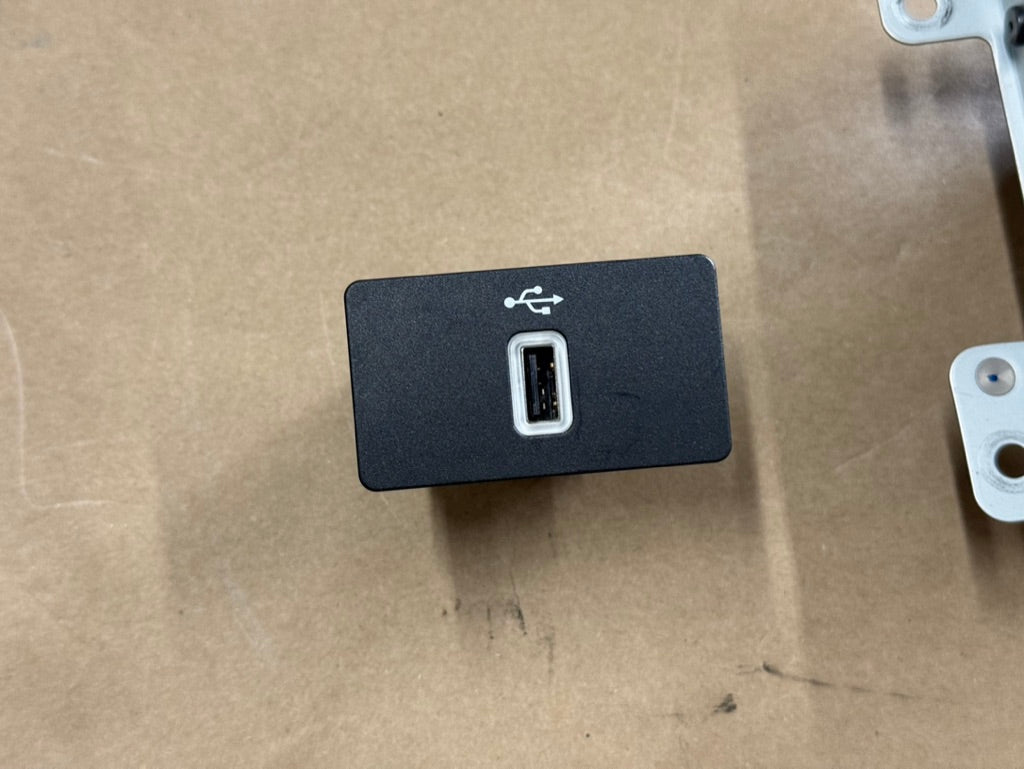 2019 Ford Mustang Touch Screen Face Plate Radio Module USB Port