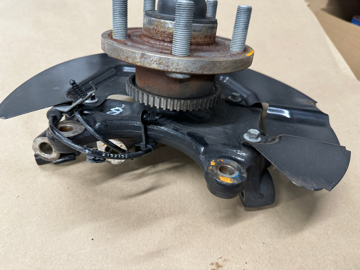 2015-2020 Ford Mustang 5.0L GT RH Passenger Side Front Spindle Knuckle Hub - OEM