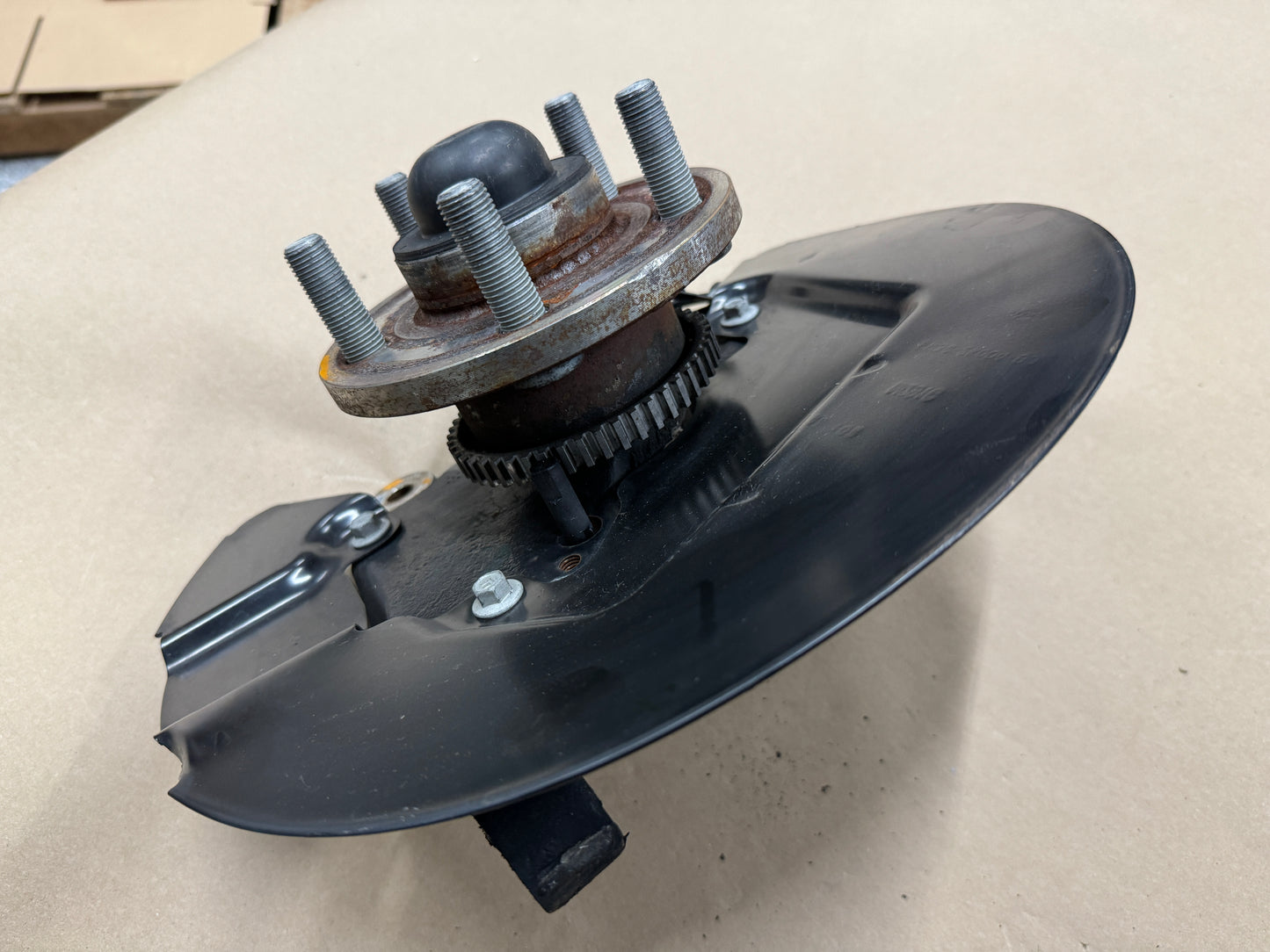 2015-2020 Ford Mustang 5.0L GT RH Passenger Side Front Spindle Knuckle Hub - OEM