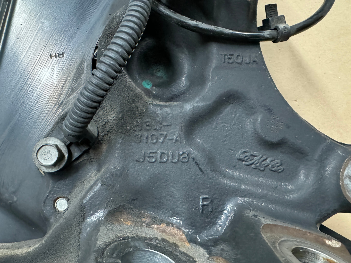 2015-2020 Ford Mustang 5.0L GT RH Passenger Side Front Spindle Knuckle Hub - OEM