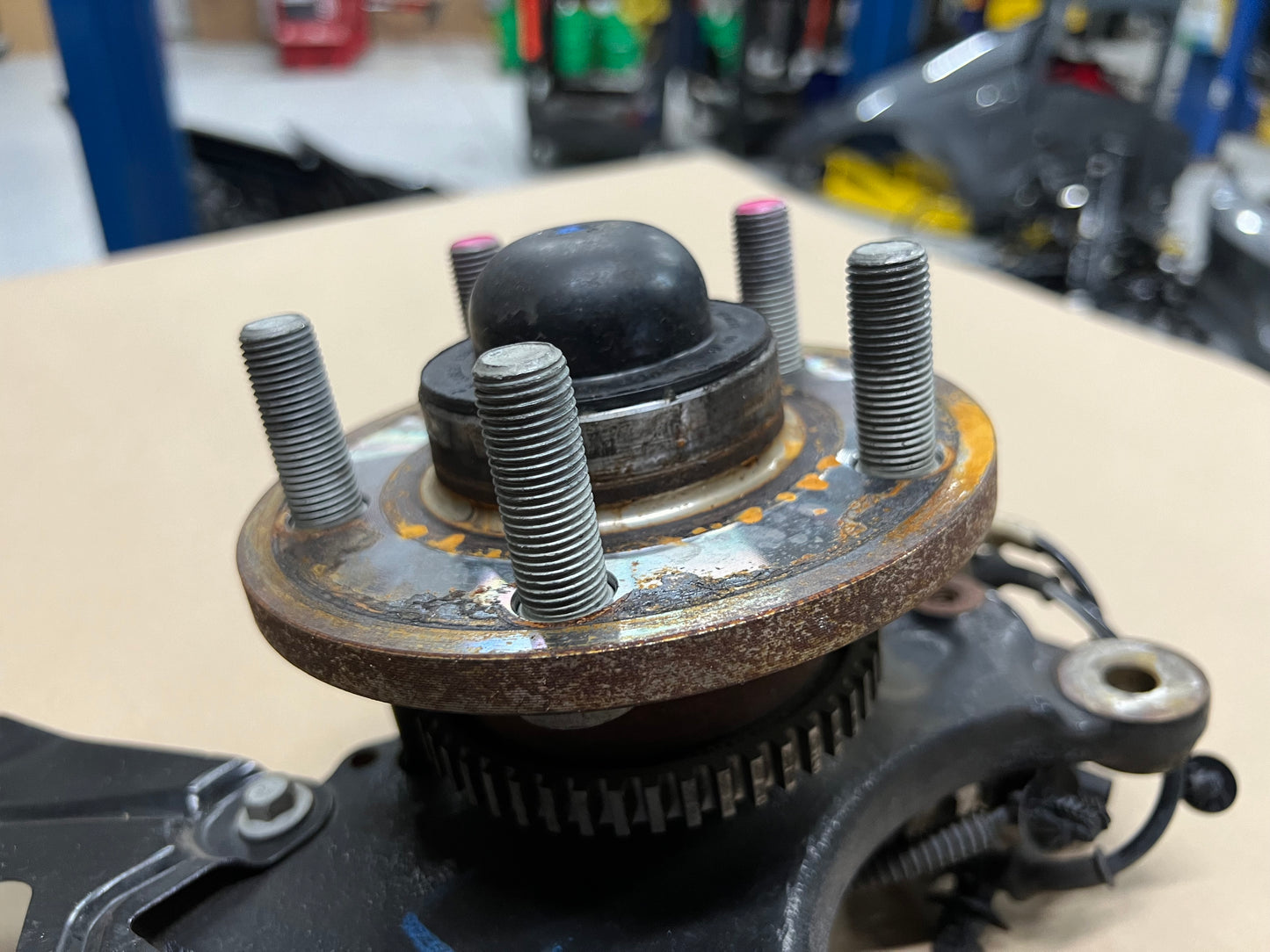 2015-2020 Ford Mustang 5.0L GT LH Driver Side Front Spindle Knuckle Hub