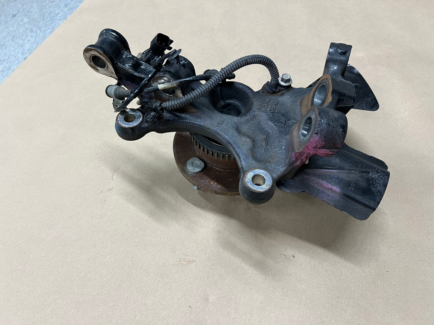 2015-2020 Ford Mustang 5.0L GT LH Driver Side Front Spindle Knuckle Hub