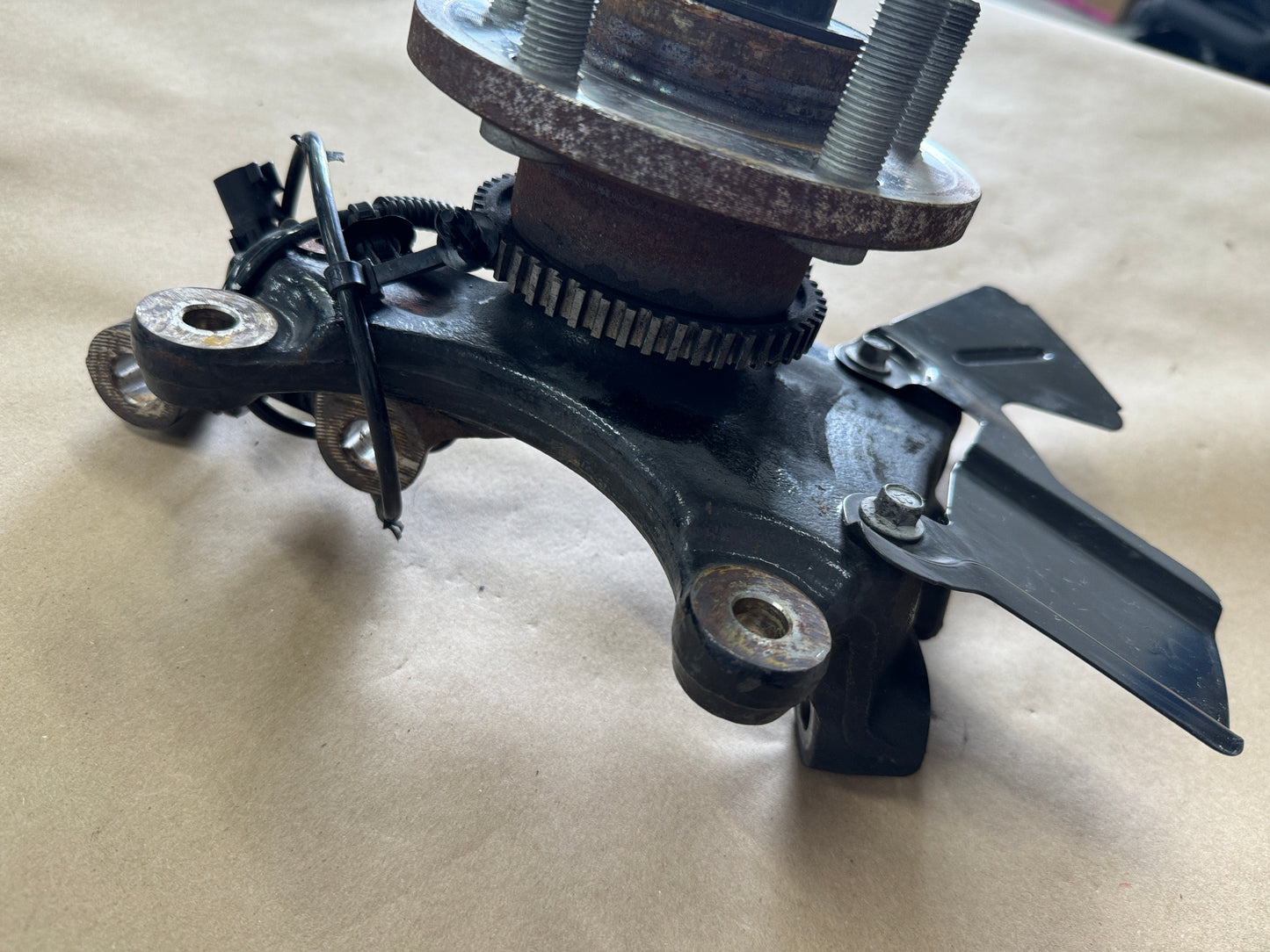2015-2020 Ford Mustang PP1 GT RH Passenger Side Front Spindle Knuckle Hub - OEM
