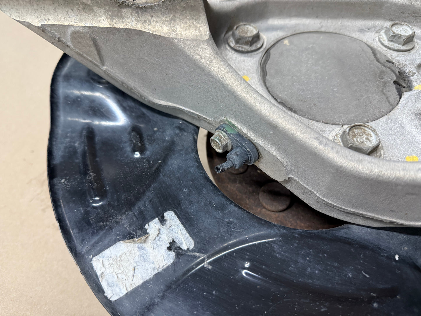 2010-2015 Chevrolet Camaro SS RH Passenger Side Front Spindle Knuckle Hub GM