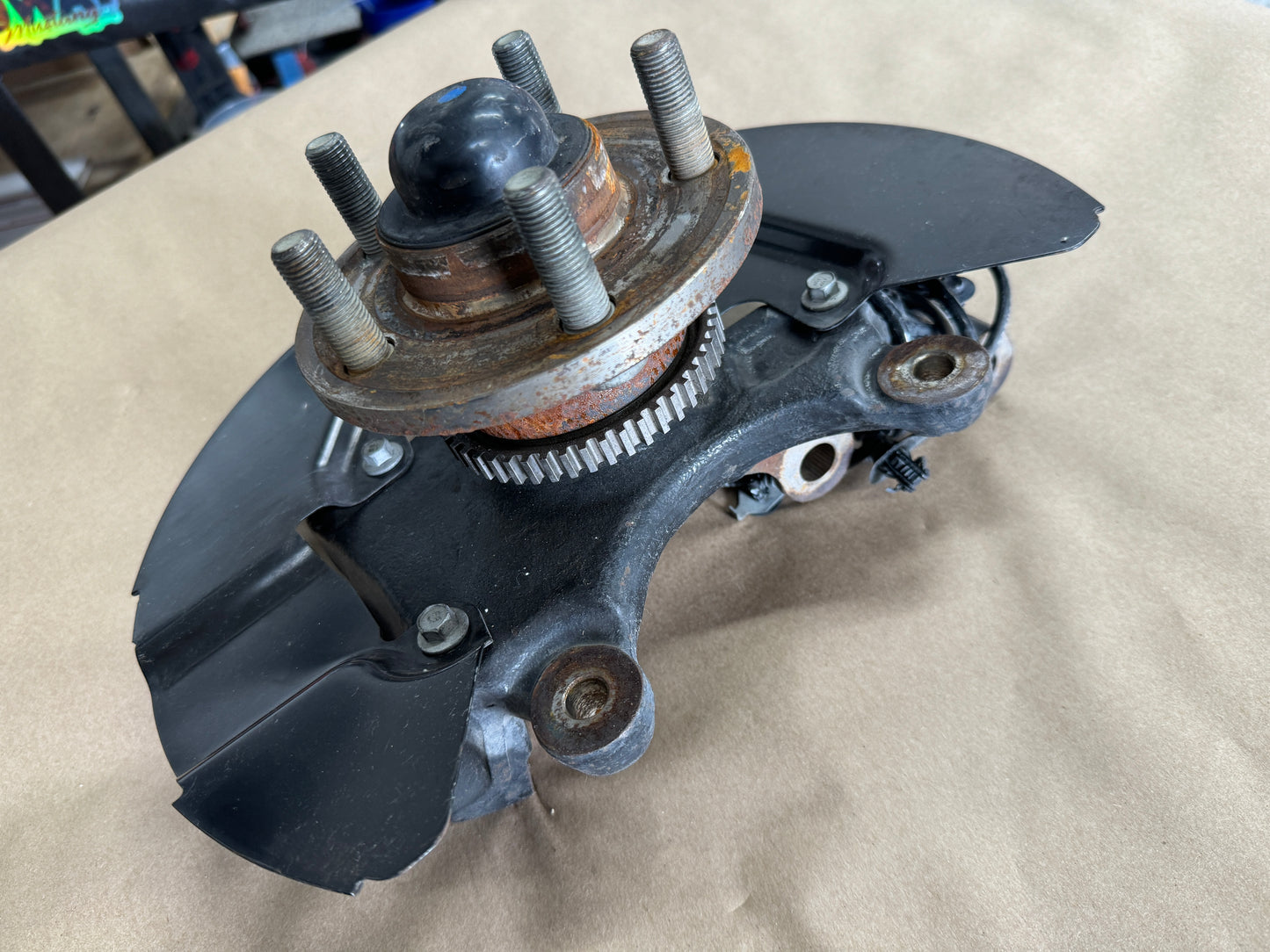 2015-2020 Ford Mustang 5.0L GT LH Driver Side Front Spindle Knuckle Hub - OEM
