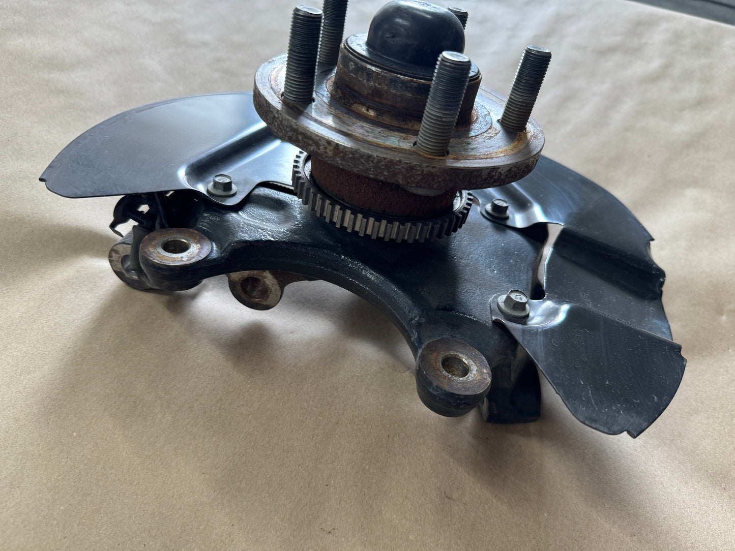 2015-2020 Ford Mustang 5.0L GT RH Passenger Side Front Spindle Knuckle Hub - OEM