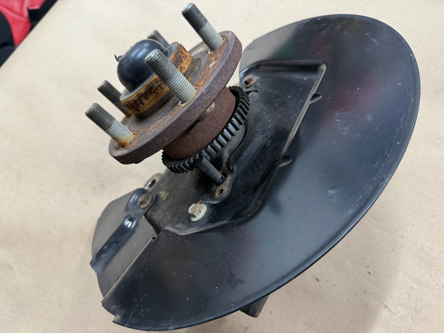 2015-2020 Ford Mustang 5.0L GT RH Passenger Side Front Spindle Knuckle Hub - OEM