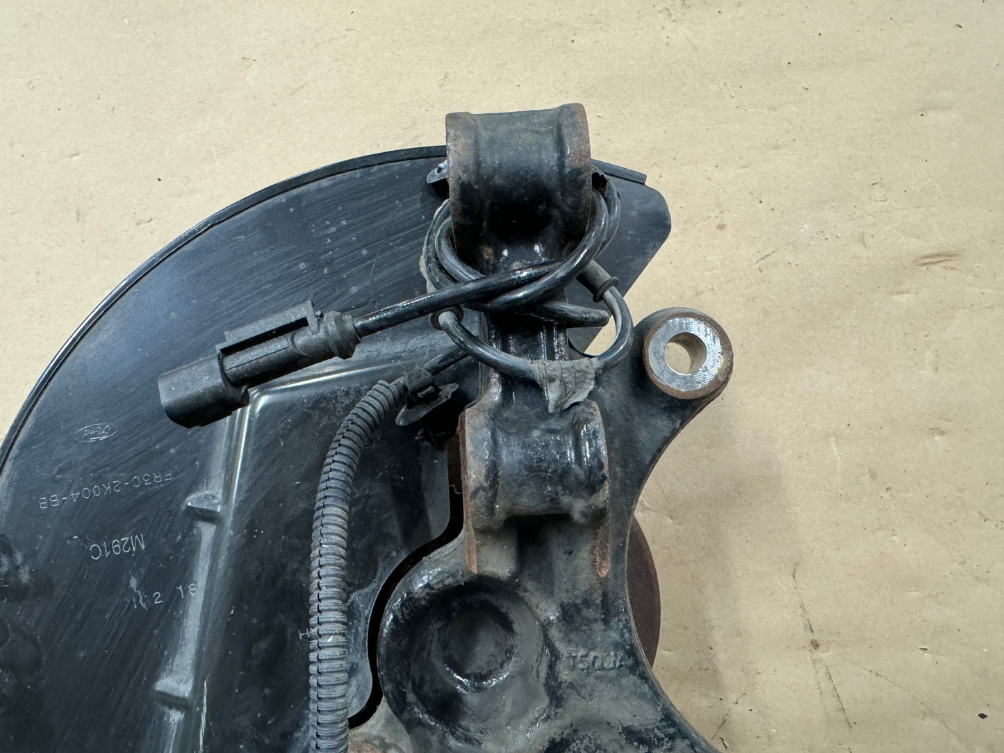 2015-2020 Ford Mustang 5.0L GT RH Passenger Side Front Spindle Knuckle Hub - OEM