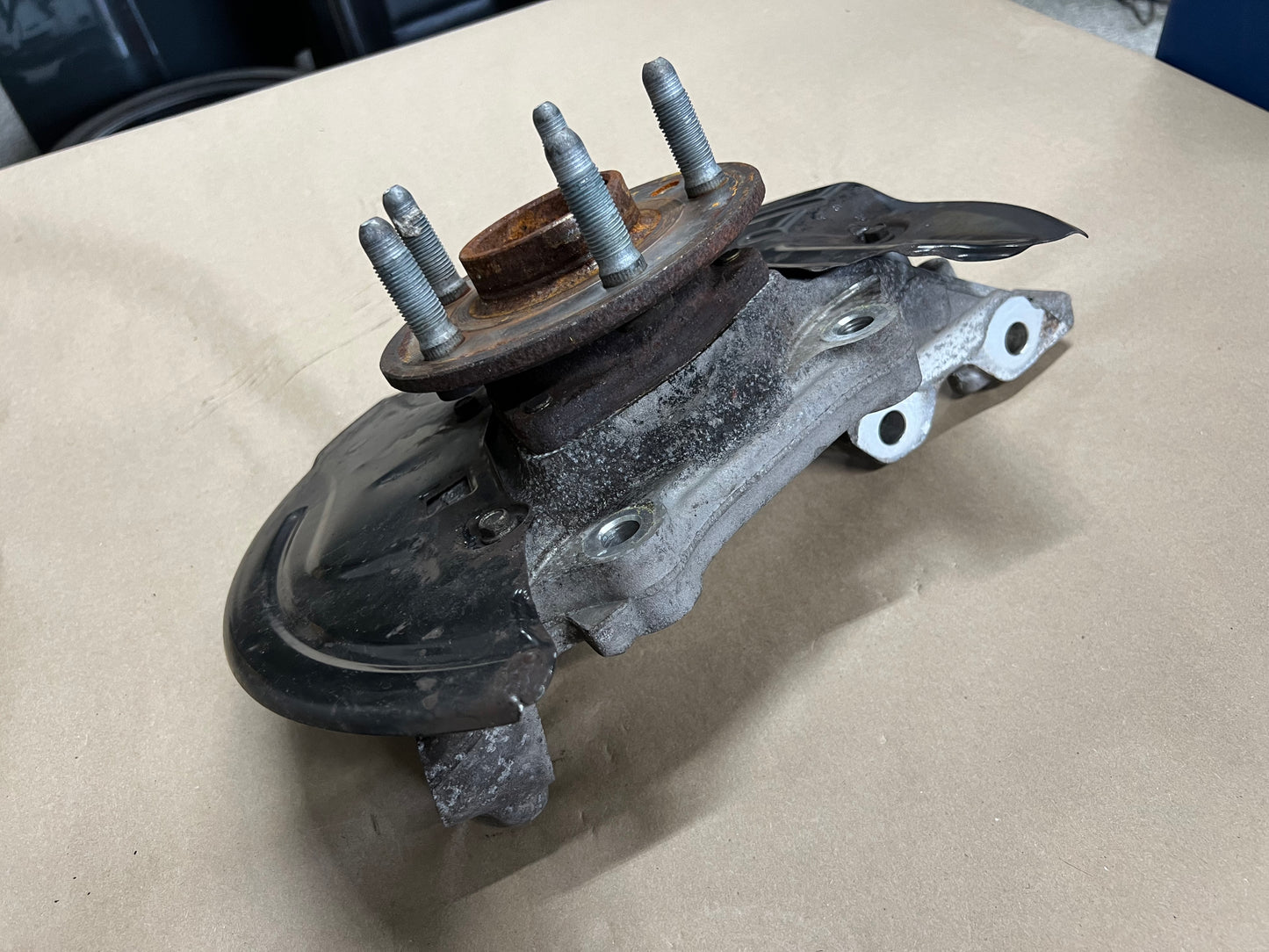 2010-2015 Chevrolet Camaro SS LH Driver Side Front Spindle Knuckle Hub GM
