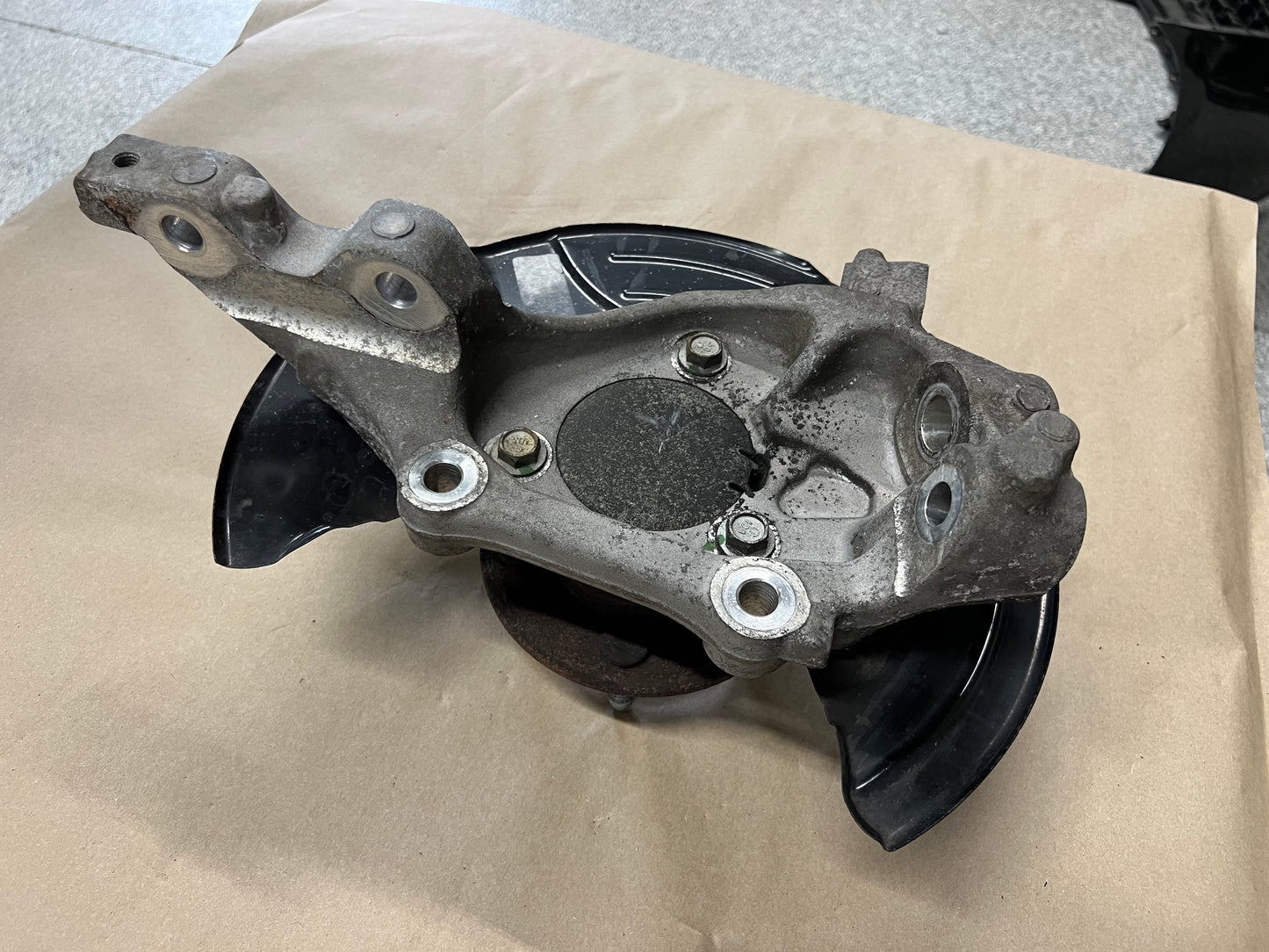 2010-2015 Chevrolet Camaro SS LH Driver Side Front Spindle Knuckle Hub GM