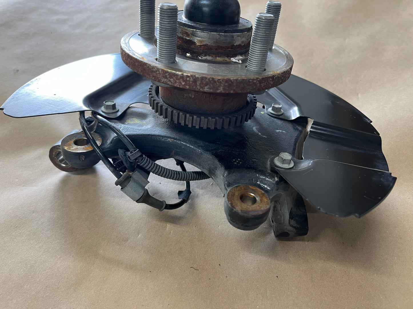 2015-2020 Ford Mustang 5.0L GT RH Passenger Side Front Spindle Knuckle Hub - OEM