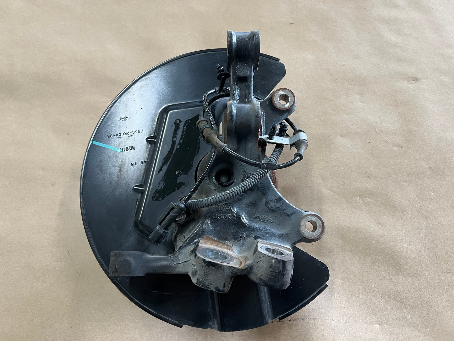 2015-2020 Ford Mustang 5.0L GT RH Passenger Side Front Spindle Knuckle Hub - OEM