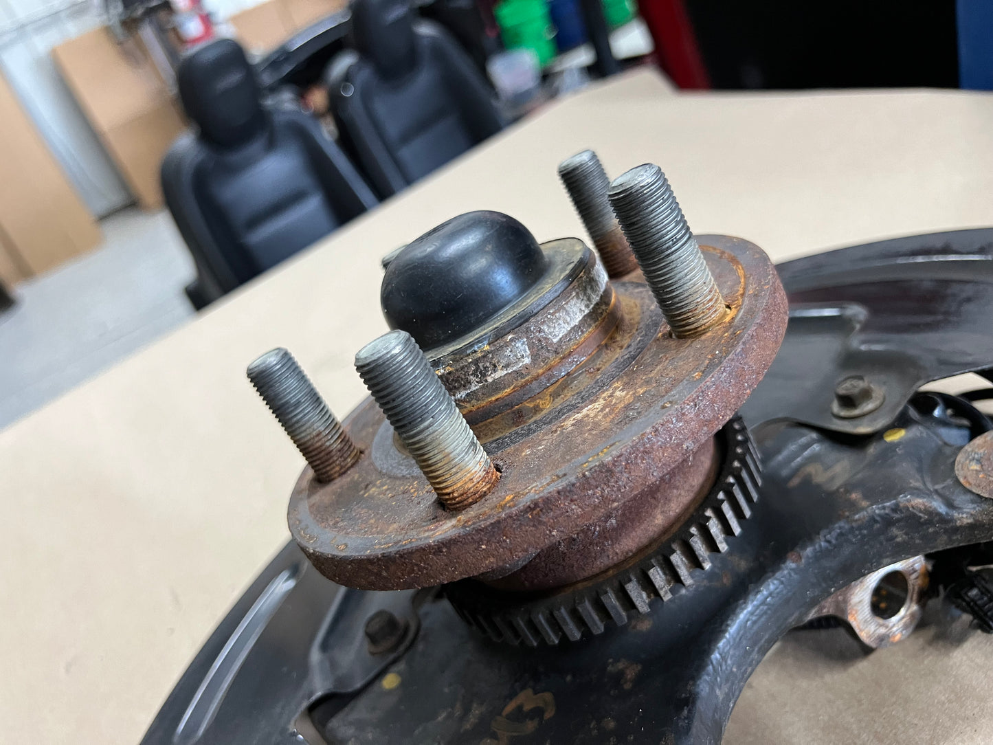 2015-2020 Ford Mustang 5.0L GT LH Driver Side Front Spindle Knuckle Hub