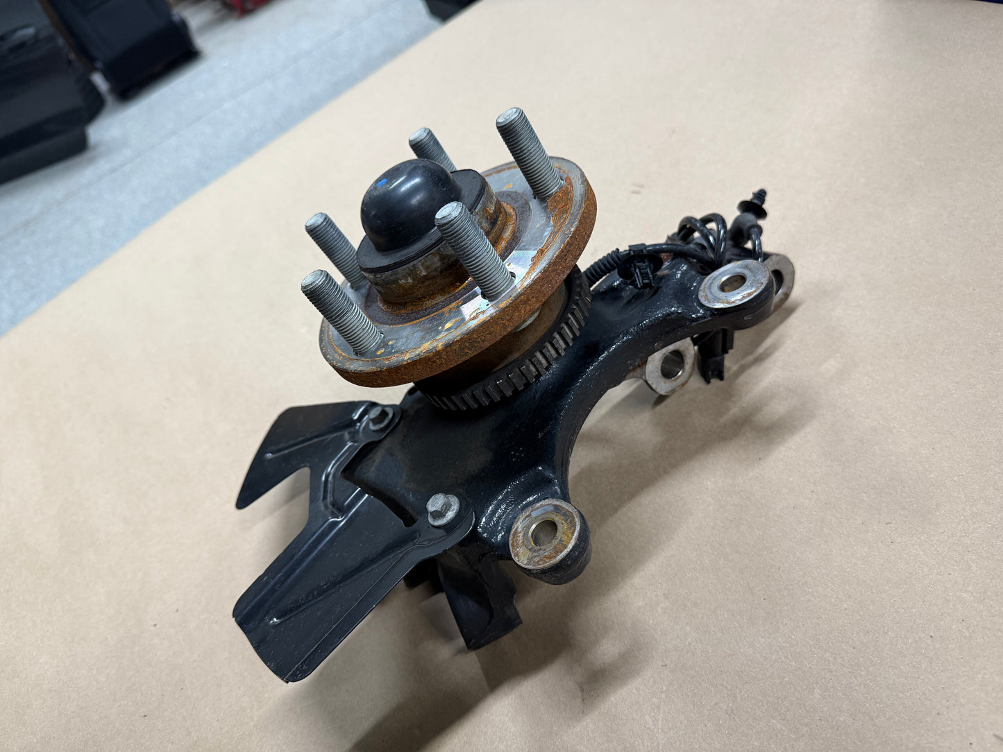 2015-2020 Ford Mustang 5.0L GT LH Driver Side Front Spindle Knuckle Hub