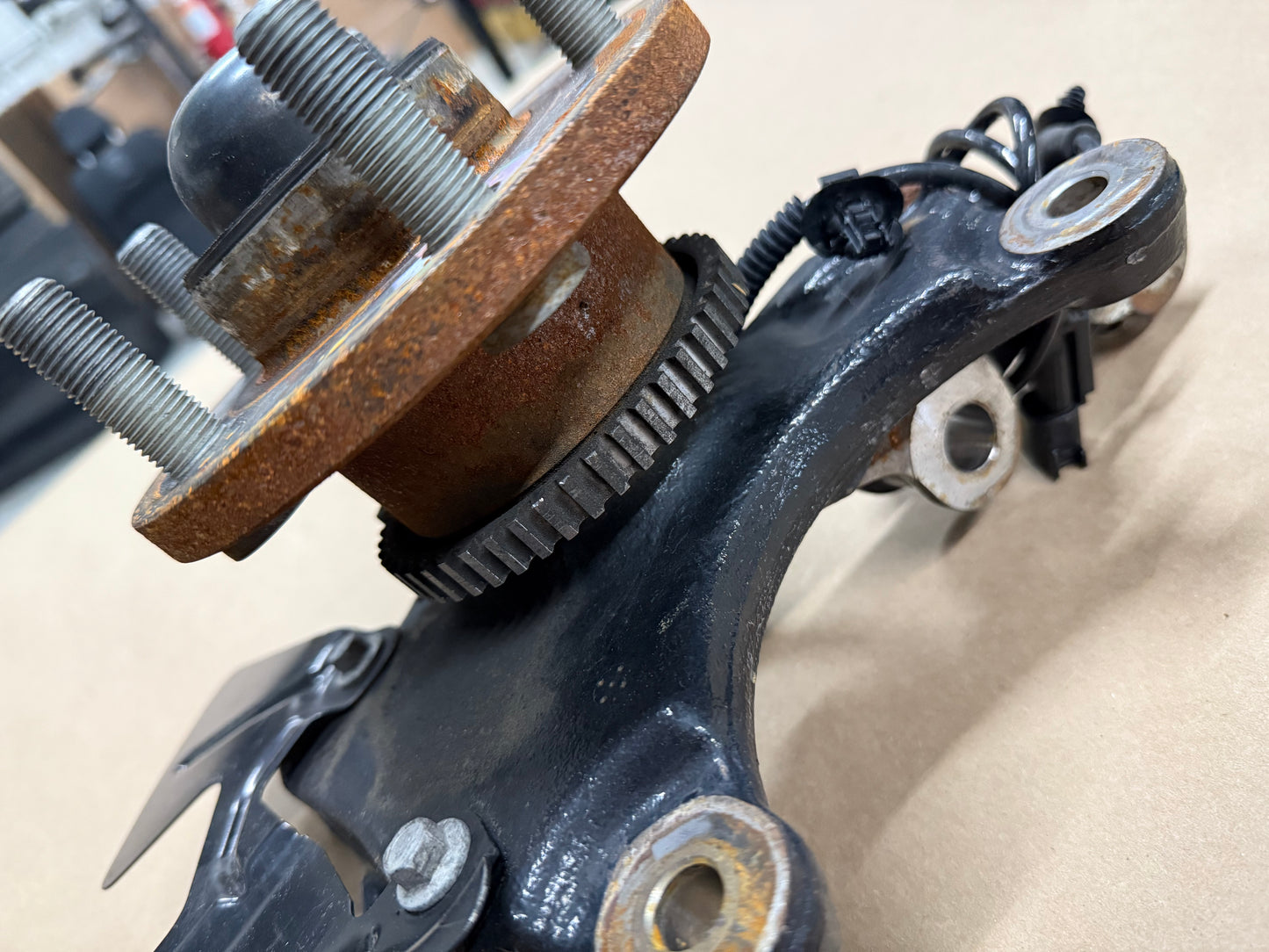 2015-2020 Ford Mustang 5.0L GT LH Driver Side Front Spindle Knuckle Hub