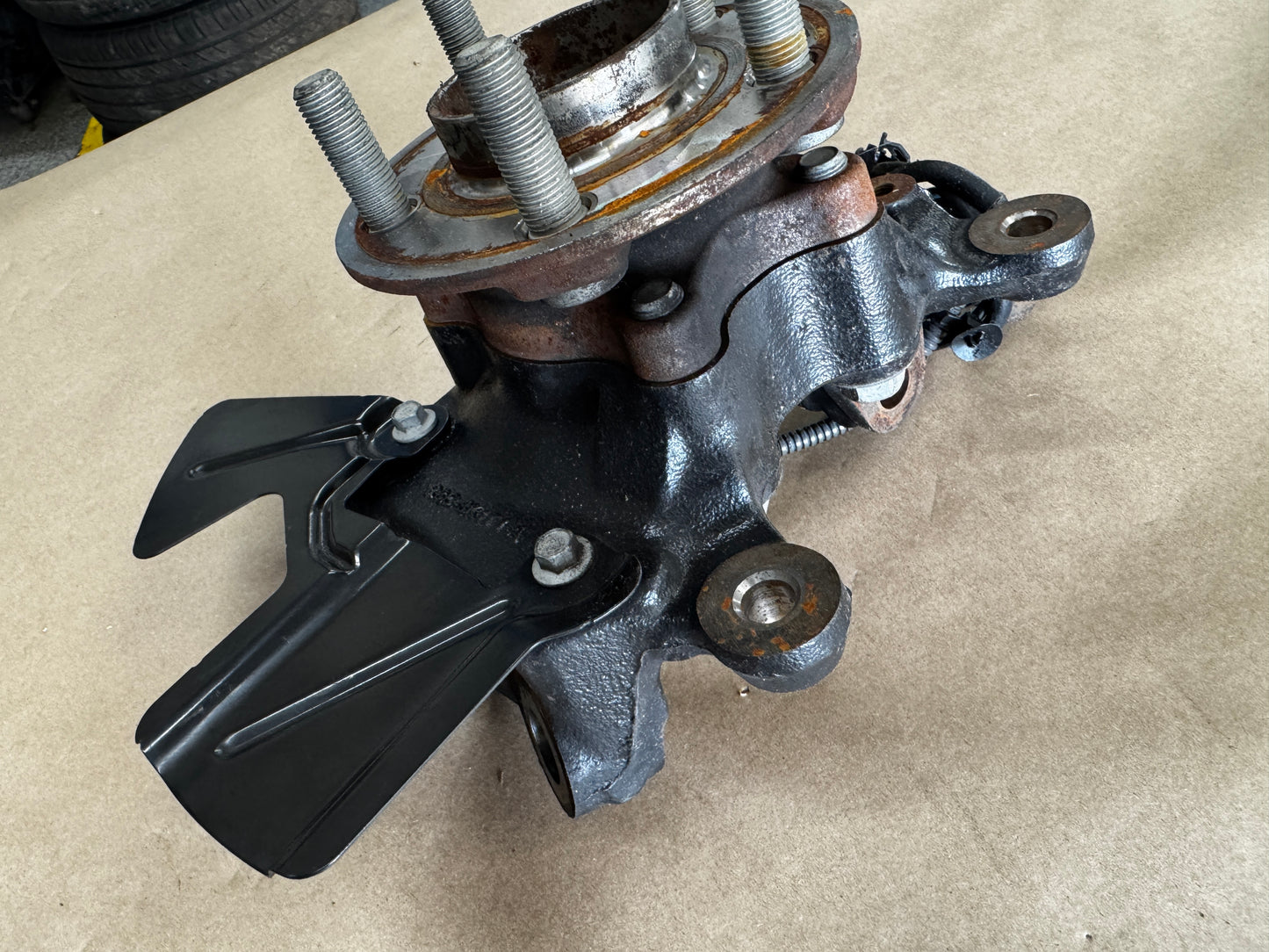 2024-2026 Mustang GT LH Driver Side Front Spindle Knuckle Hub Low Mileage - OEM