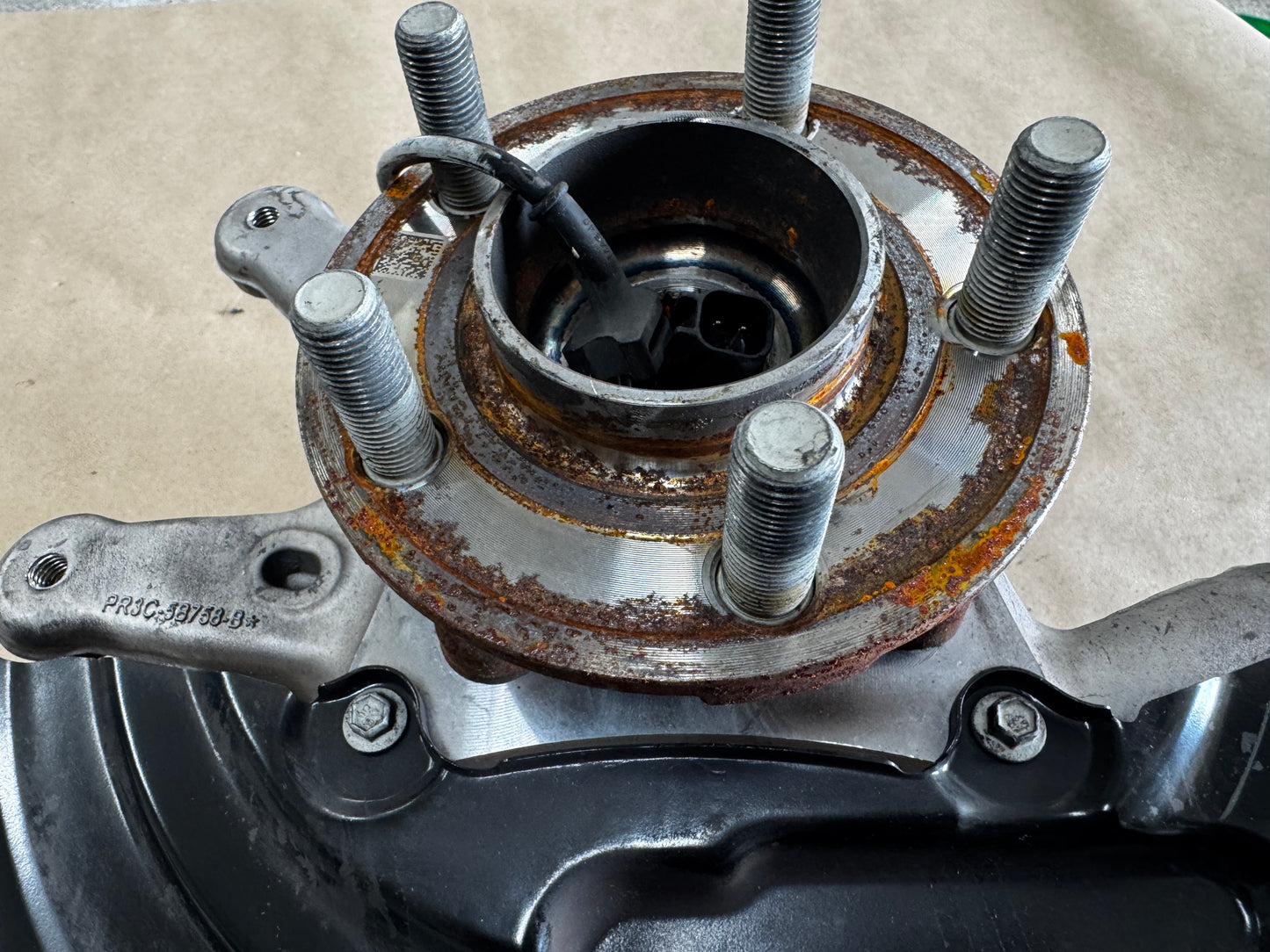2024-2026 Ford Mustang GT RH Passenger Side Rear Spindle Knuckle Hub - OEM