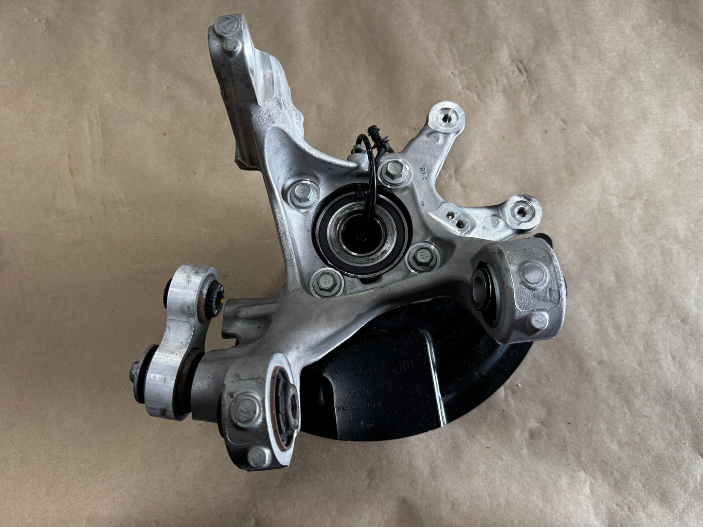 2024-2026 Ford Mustang GT RH Passenger Side Rear Spindle Knuckle Hub - OEM