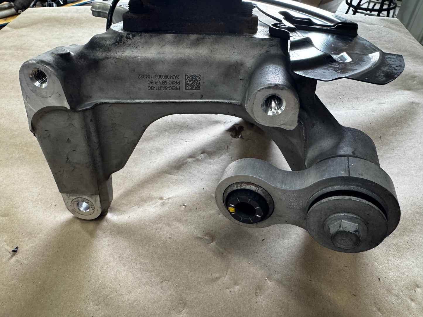 2024-2026 Ford Mustang GT RH Passenger Side Rear Spindle Knuckle Hub - OEM