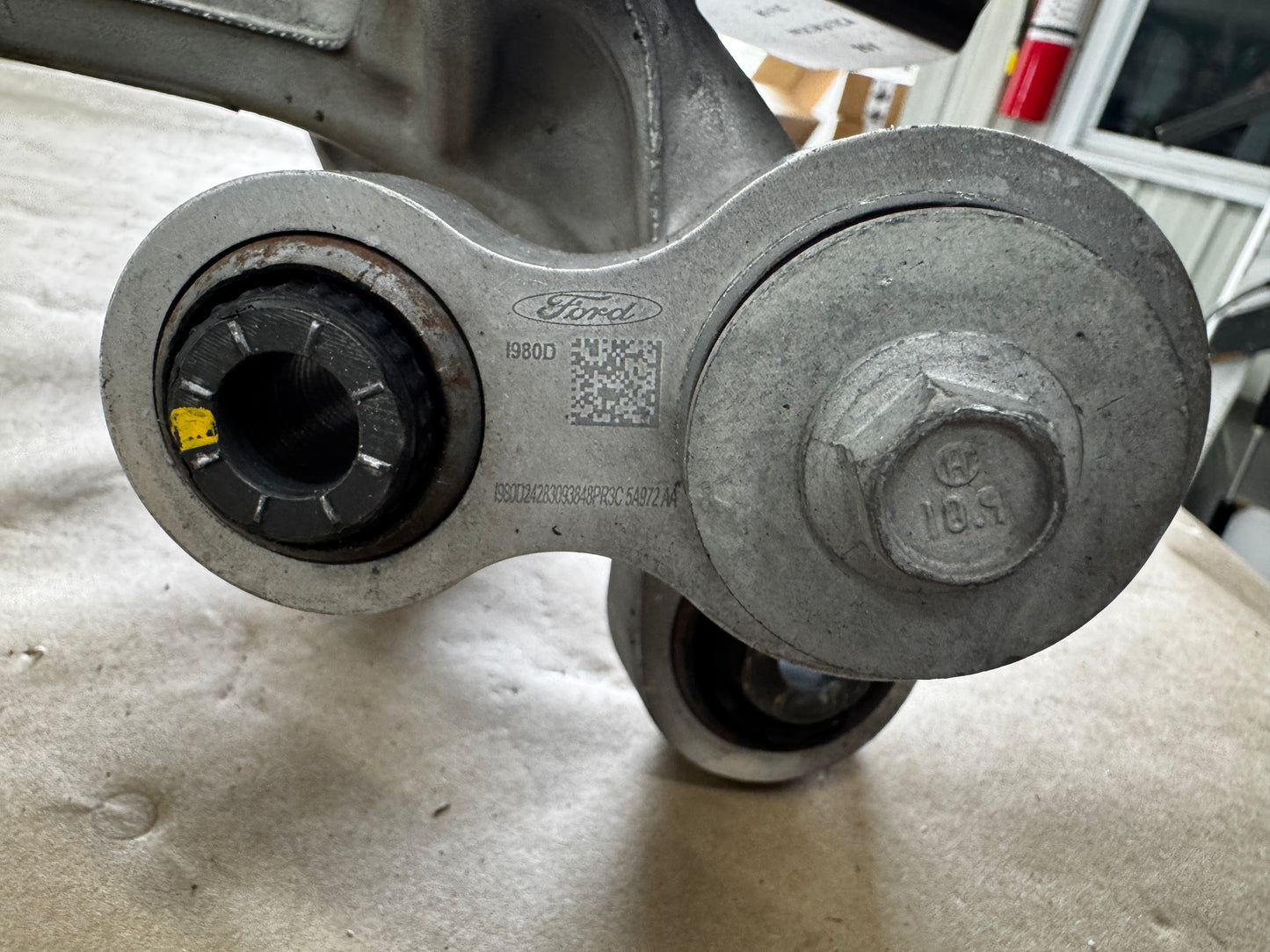 2024-2026 Ford Mustang GT RH Passenger Side Rear Spindle Knuckle Hub - OEM