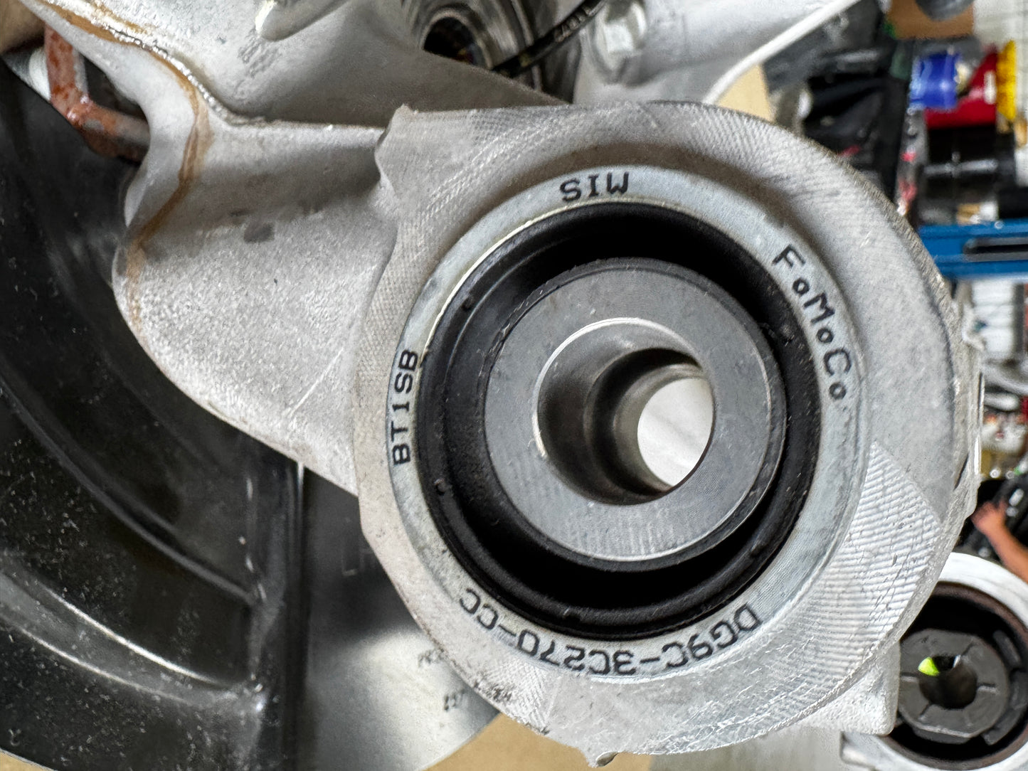 2024-2026 Ford Mustang GT RH Passenger Side Rear Spindle Knuckle Hub - OEM