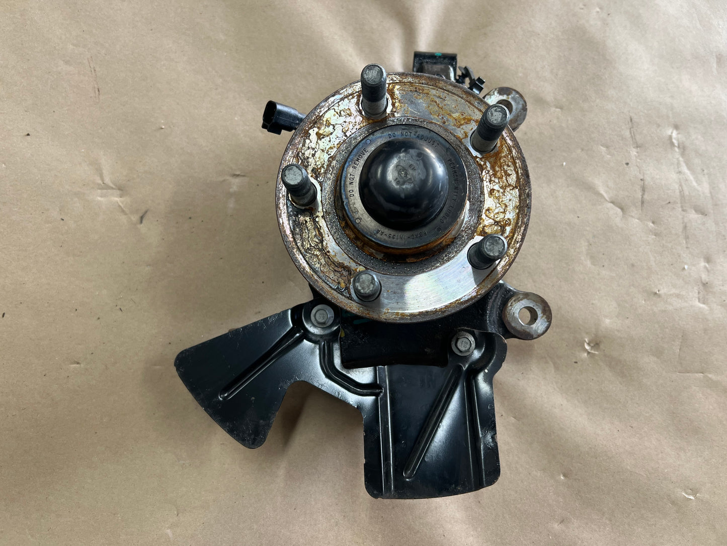 2015-2020 Ford Mustang 5.0L GT LH Driver Side Front Spindle Knuckle Hub PP1