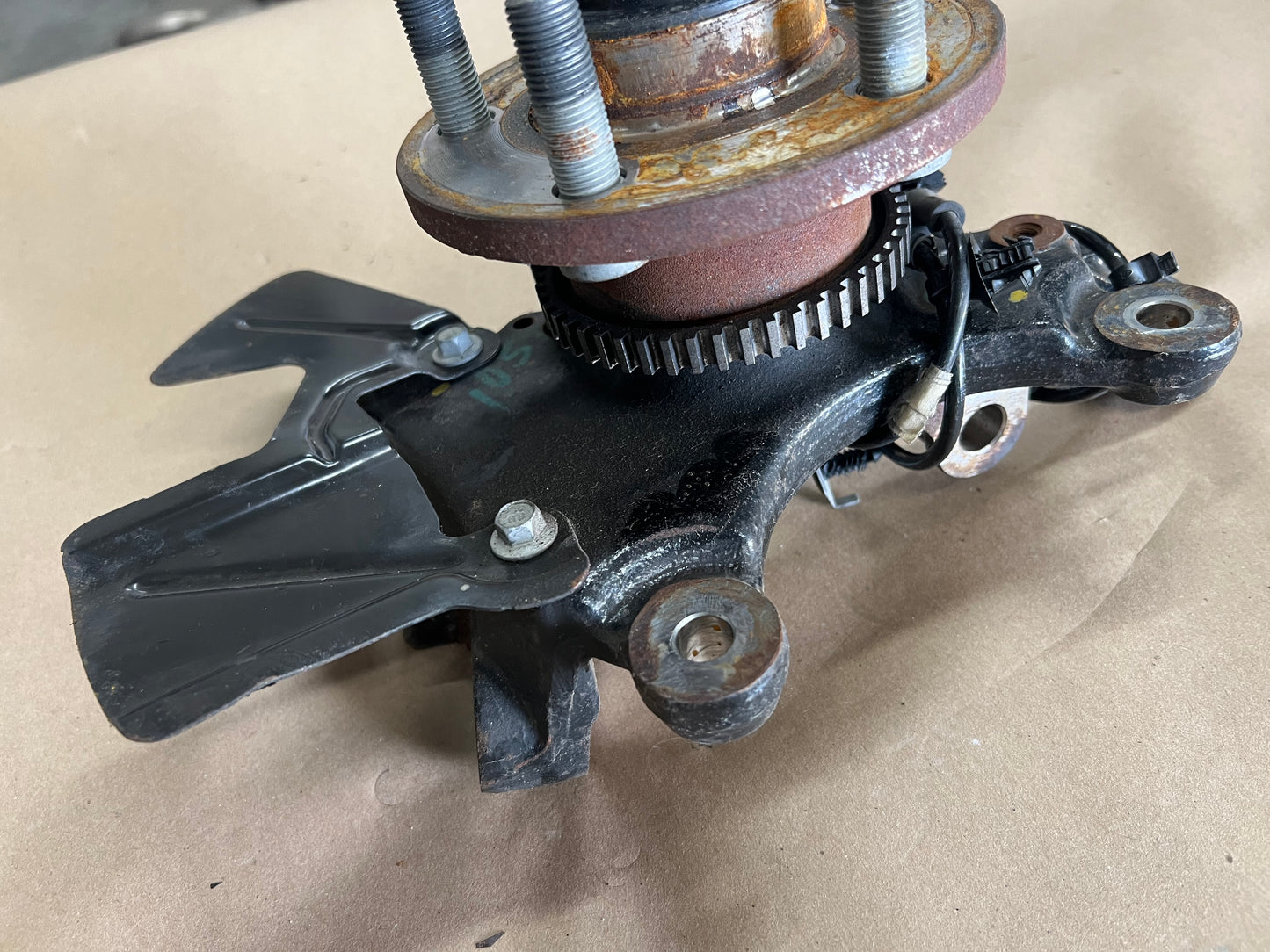 2015-2020 Ford Mustang 5.0L GT LH Driver Side Front Spindle Knuckle Hub PP1