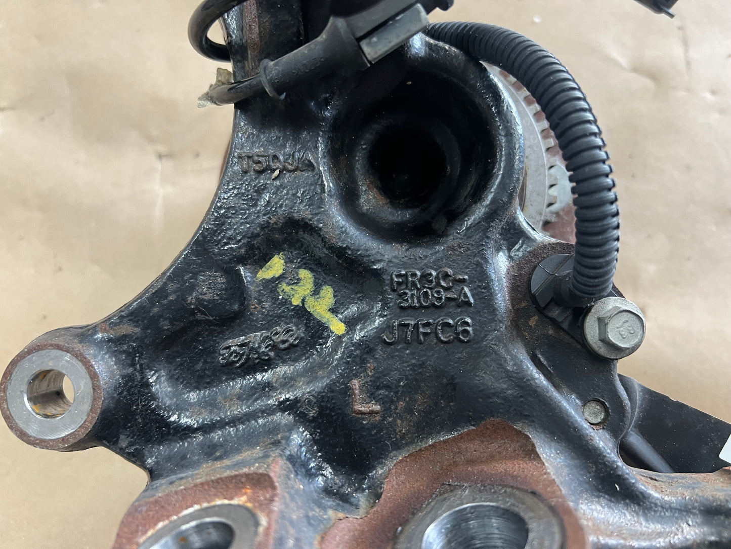 2015-2020 Ford Mustang 5.0L GT LH Driver Side Front Spindle Knuckle Hub PP1