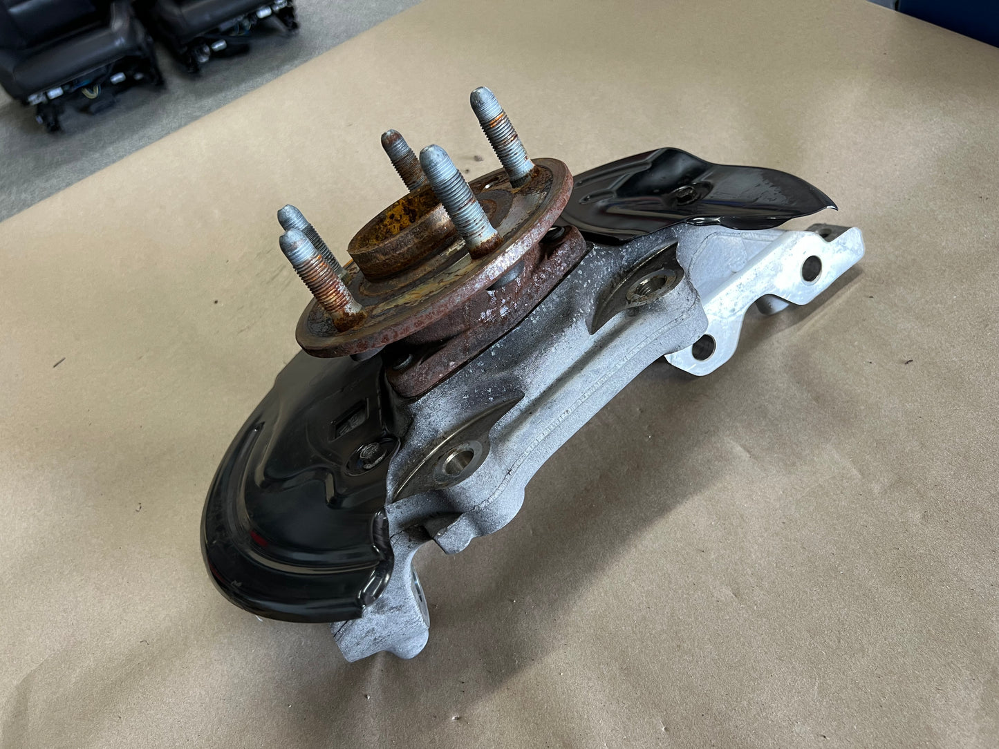 2010-2015 Chevrolet Camaro SS LH Driver Side Front Spindle Knuckle Hub GM