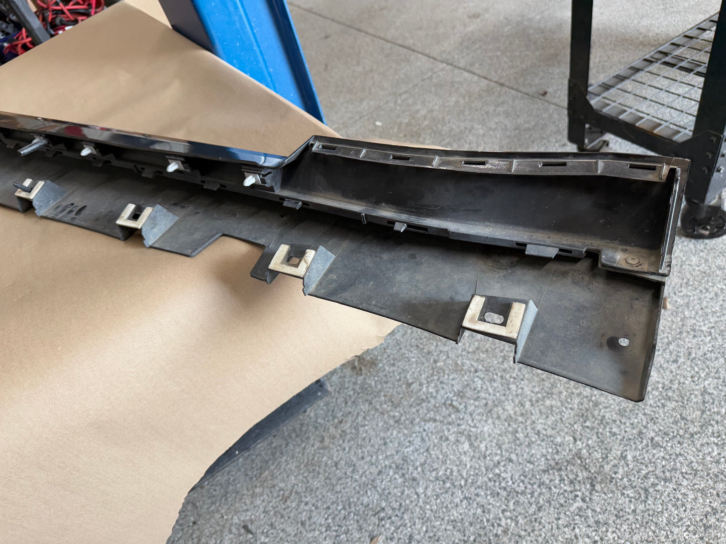 2015-2023 Ford Mustang GT V6 LH Side Skirt Molding Driver Side "J7"