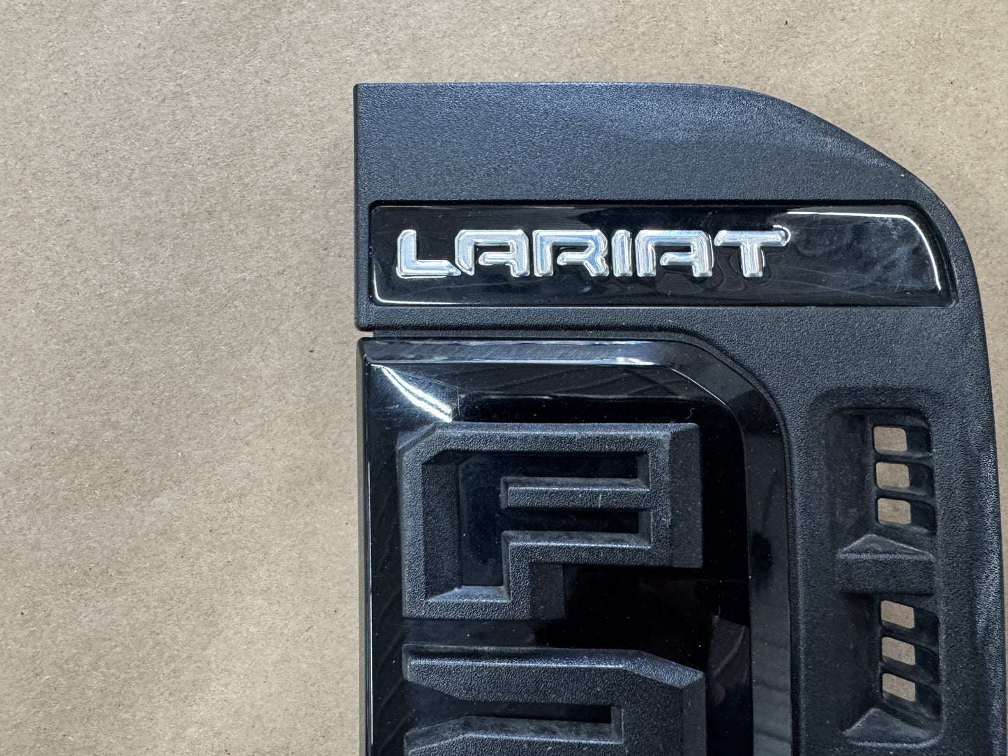2023-2025 Ford F-250 F-350 Lariat RH Pass. Side Fender Insert Emblem Vent Black