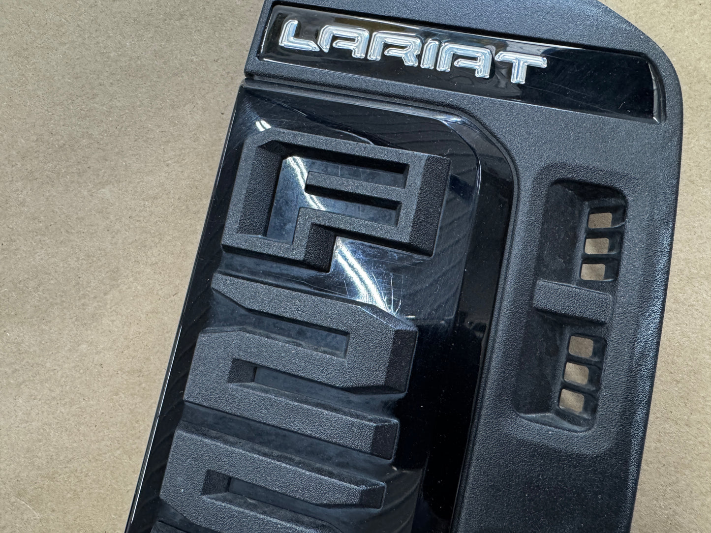 2023-2025 Ford F-250 F-350 Lariat RH Pass. Side Fender Insert Emblem Vent Black