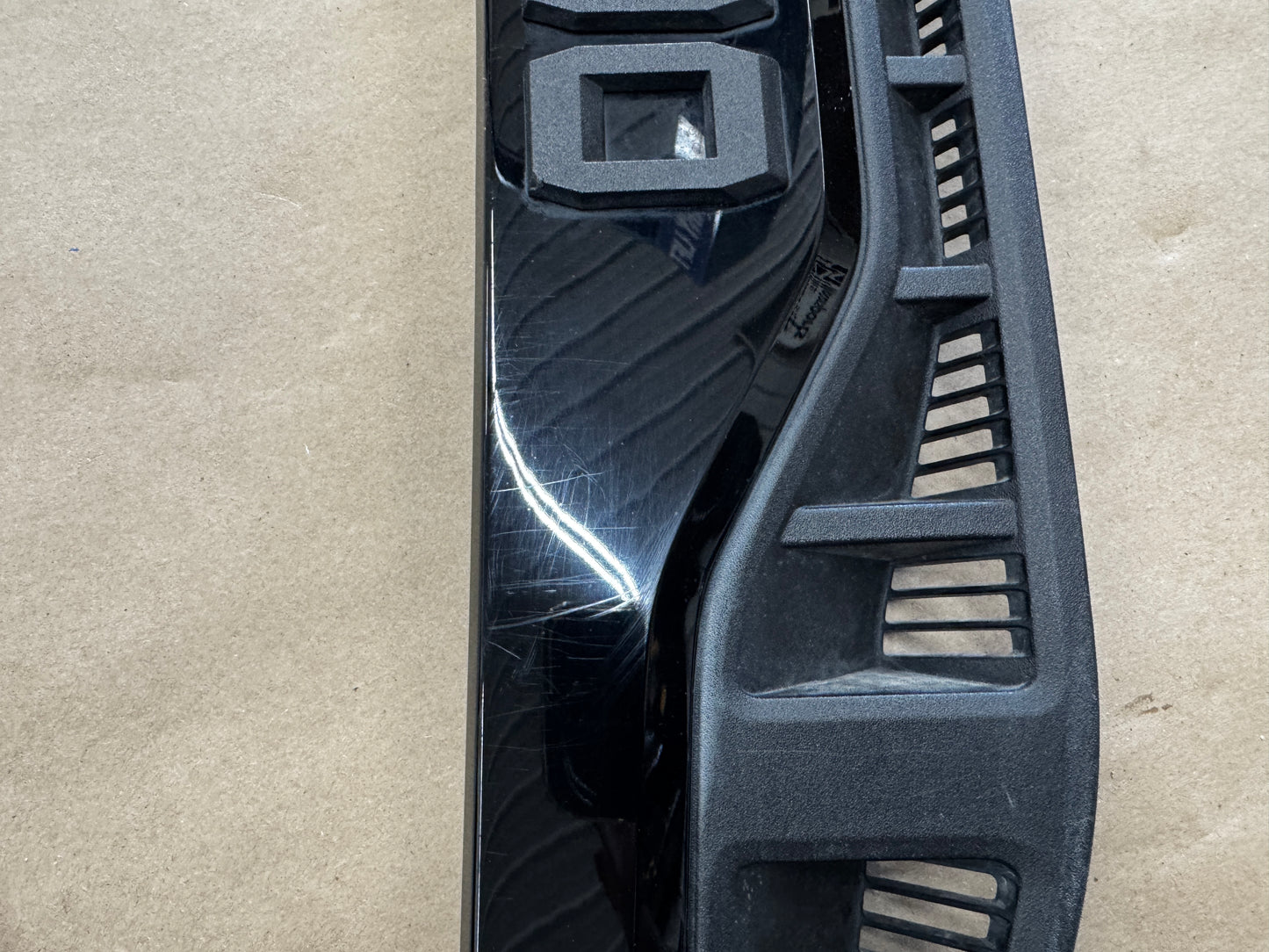 2023-2025 Ford F-250 F-350 Lariat RH Pass. Side Fender Insert Emblem Vent Black