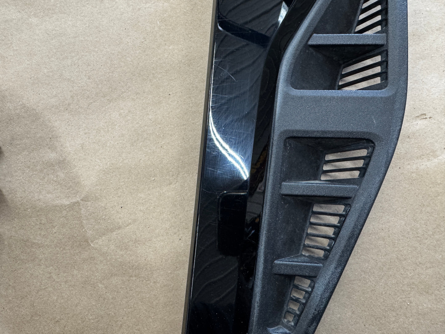 2023-2025 Ford F-250 F-350 Lariat RH Pass. Side Fender Insert Emblem Vent Black