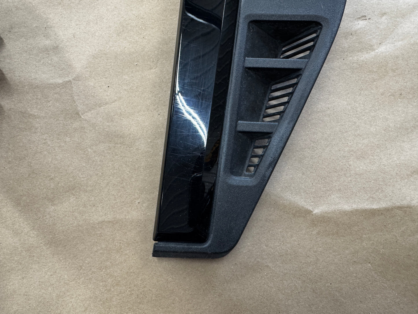 2023-2025 Ford F-250 F-350 Lariat RH Pass. Side Fender Insert Emblem Vent Black