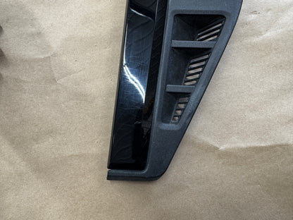 2023-2025 Ford F-250 F-350 Lariat RH Pass. Side Fender Insert Emblem Vent Black