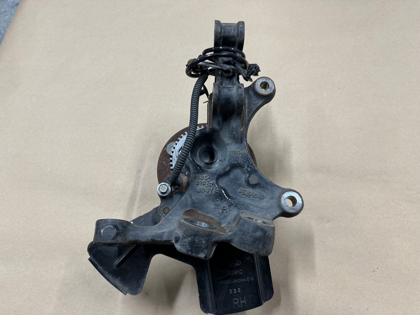 2015-2020 Ford Mustang 5.0L GT RH Passenger Side Front Spindle Knuckle Hub PP1