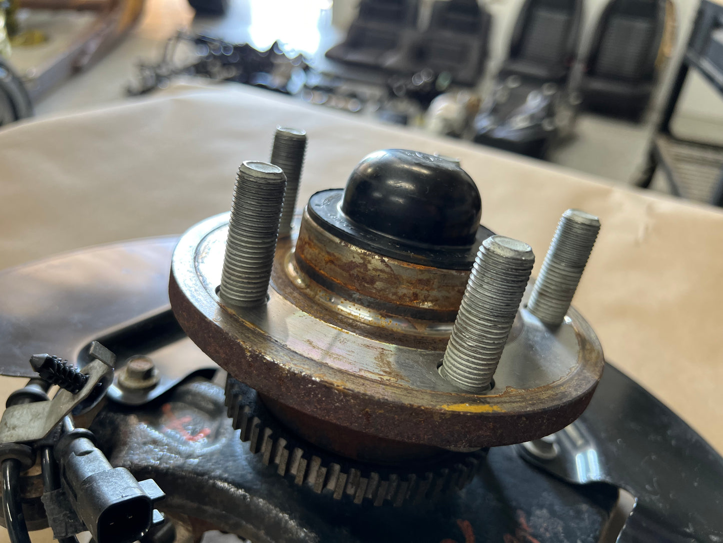 2015-2020 Ford Mustang 5.0L GT RH Passenger Side Front Spindle Knuckle Hub