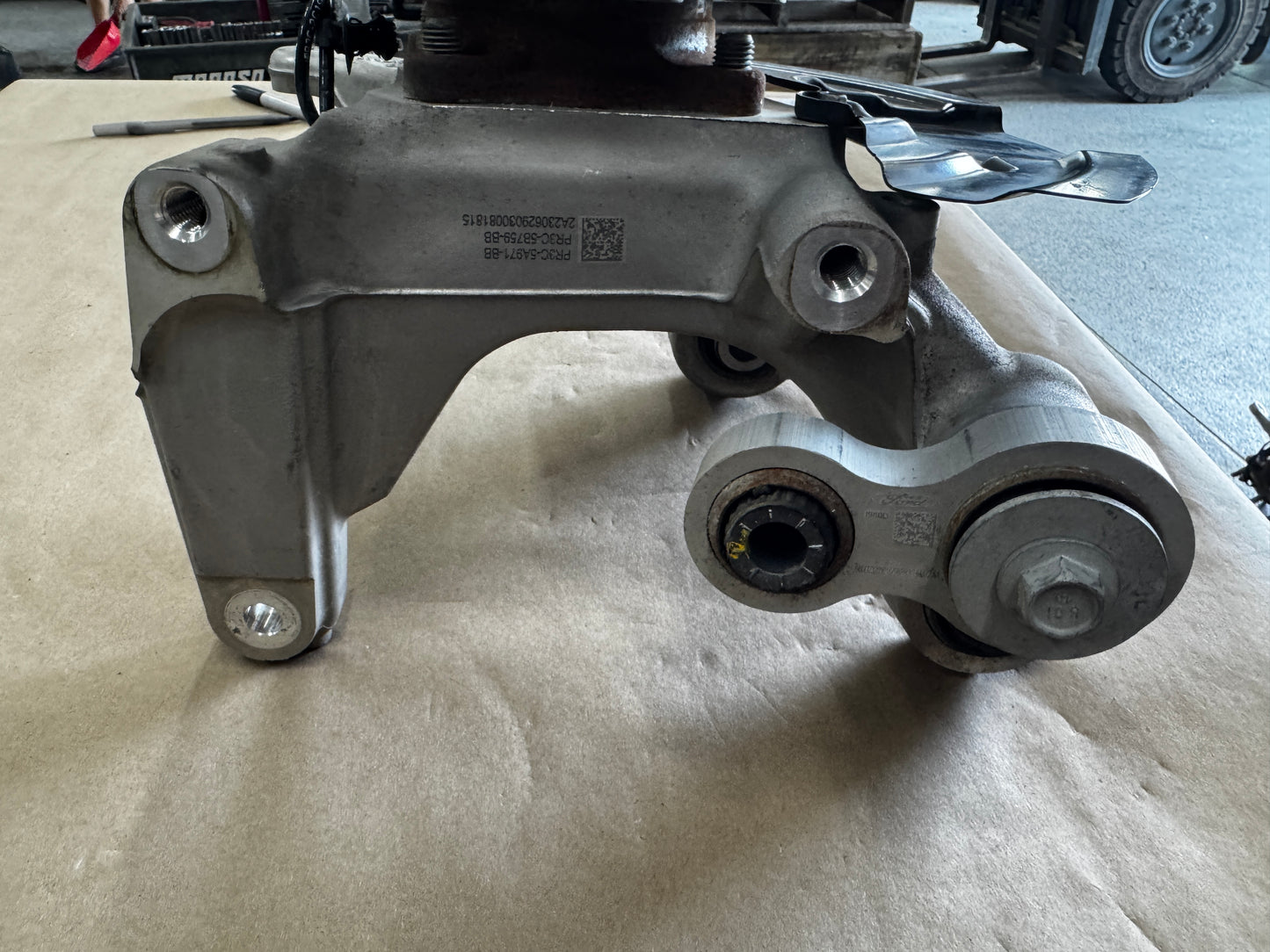 2024-2026 Ford Mustang GT LH Driver Side Rear Spindle Knuckle Hub - OEM