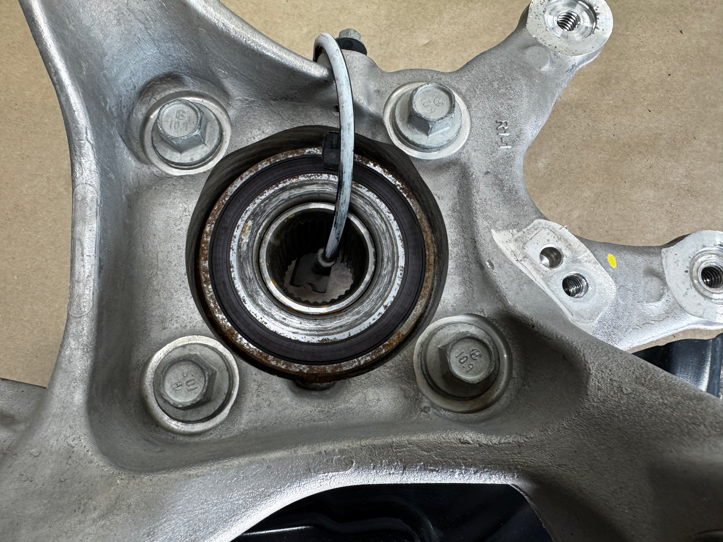 2024-2026 Ford Mustang GT RH Passenger Side Rear Spindle Knuckle Hub - OEM