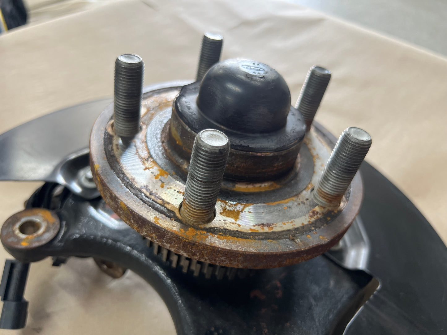 2015-2020 Ford Mustang 5.0L GT RH Passenger Side Front Spindle Knuckle Hub